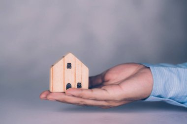 Güvenlik ve bakım, gayrimenkul, maliyet ve kredi ve ipotek, konutun korunması ve konut yatırımına sahip danışman, finans için mülkiyet güvencesi, iş konsepti.