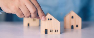 Güvenlik ve bakım, gayrimenkul, maliyet ve kredi ve ipotek, konutun korunması ve konut yatırımına sahip danışman, finans için mülkiyet güvencesi, iş konsepti.