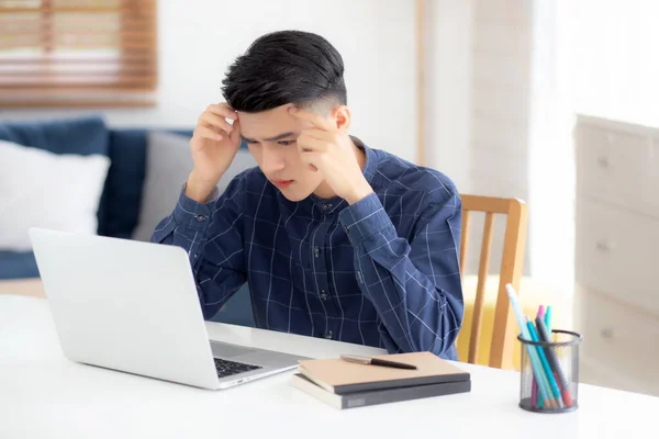 Młody Azjatycki Biznesmen Ból Głowy Podczas Pracy Laptopie Terminem Biurku — Zdjęcie stockowe