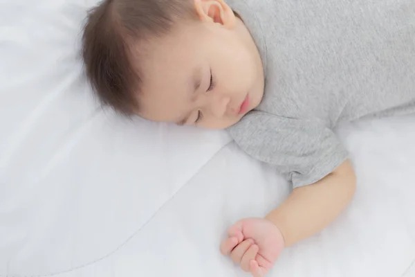 亚洲小女孩睡在家里卧室里的画像 新生儿舒服地打盹 婴儿睡觉时天真 可爱的幼儿快乐 儿童与情感的成长 — 图库照片