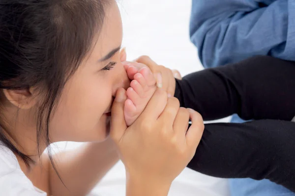 Tânăra Mamă Asiatică Sărută Piciorul Fetiței Pat Dormitor Acasă Mama — Fotografie, imagine de stoc