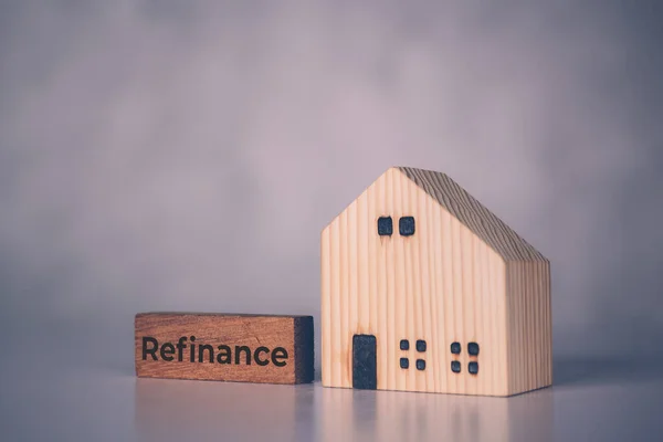 Dřevěný Blok Refinancováním Slovo Dům Model Bydlení Finance Úvěry Hypotéky — Stock fotografie