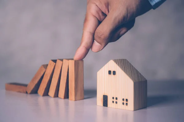 Manos Hombre Negocios Detener Riesgo Sobre Hogar Con Bloque Madera —  Fotos de Stock