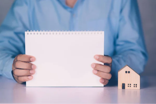 Dłonie Przedsiębiorcy Posiadającego Pusty Notatnik Model Domu Finanse Mieszkalnictwo Kredyt — Zdjęcie stockowe