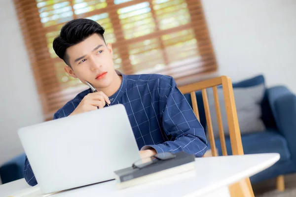 Genç Asyalı Adamı Evdeki Masada Dizüstü Bilgisayar Kullanmayı Çalışmayı Planlıyor — Stok fotoğraf