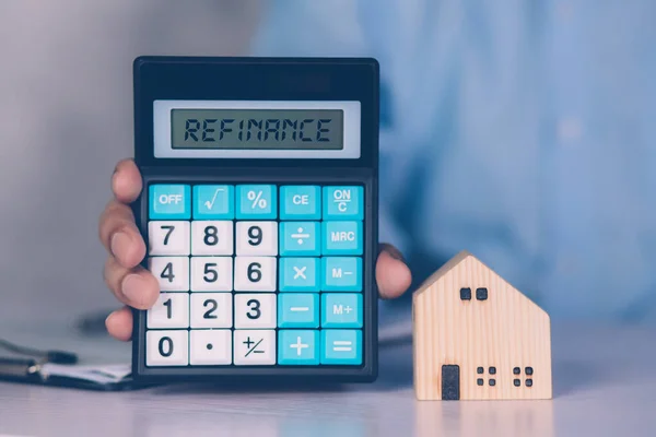 Mains Homme Affaires Détenant Calculatrice Pour Calculer Refinancer Maison Les — Photo