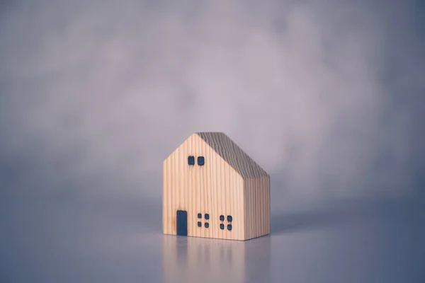 ミニ木造住宅モデルの概念 不動産と資産の投資 財産税と金融のためのレンタル 人々がいない 小さな家とインスピレーション 住宅ローンと住宅ローン ビジネスコンセプト — ストック写真