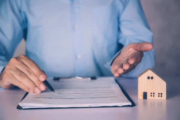 Agente Imobiliário Segurando Casa Assinando Contrato Sobre Acordo Imóveis Mesa — Fotografia de Stock