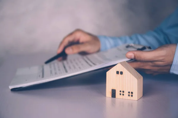 Agente Imobiliário Segurando Casa Assinando Contrato Sobre Acordo Imóveis Mesa — Fotografia de Stock