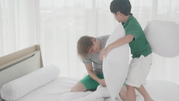 Молодий Батько Син Грають Подушці Задоволенням Ліжку Спальні Вдома Стосунки — стокове відео