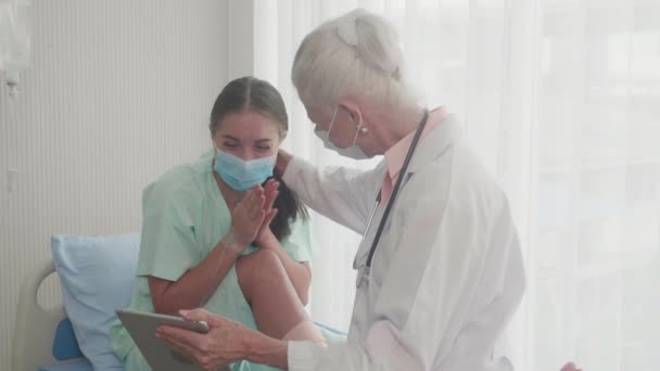 Perícia Mulher Médica Discutir Com Paciente Assistir Tablet Sobre Perna — Vídeo de Stock