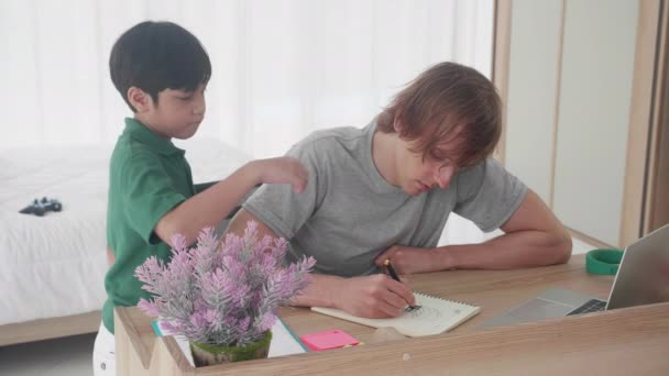 Молодий Батько Малює Книжковому Комп Ютері Син Переконує Грати Вдома — стокове відео