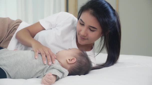 Fechar Jovem Asiático Mãe Beijo Pouco Bebê Menina Com Sono — Vídeo de Stock