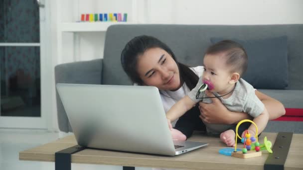 Glückliche Junge Asiatische Mutter Und Baby Mädchen Mit Laptop Computer — Stockvideo