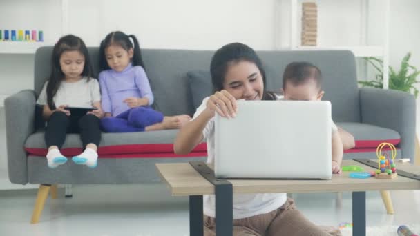 Feliz Joven Asiática Mamá Bebé Niña Usando Computadora Portátil Para — Vídeos de Stock