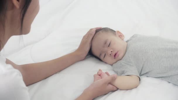 Jovem Mãe Asiática Toque Mão Pequena Menina Com Concurso Cama — Vídeo de Stock