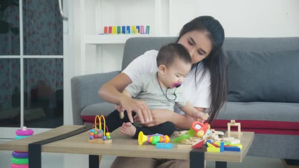 Junge Asiatische Mutter Und Tochter Spielen Spielzeug Zum Gemeinsamen Lernen — Stockvideo