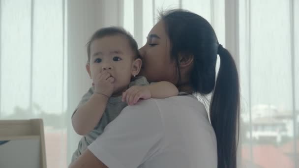 Jovem Mãe Asiática Segurando Pequena Menina Bebê Juntos Quarto Casa — Vídeo de Stock