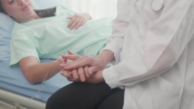 Dost canlısı doktor kıdemli doktor hastanede hastayla el ele tutuşup cesaretlendirme, kadın doktor yardımı ve kadın hastalıkları için şefkat klinik, sağlık ve sağlık hizmetleri kavramında kanser.
