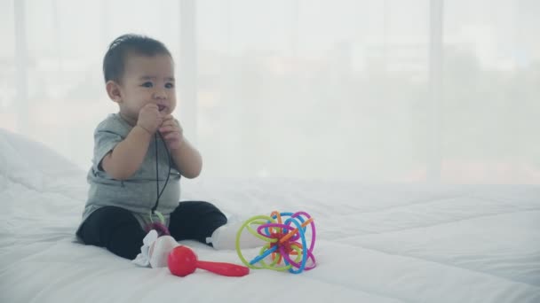 Retrato Bebê Bonito Menina Sentada Com Aconchegante Cama Quarto Felicidade — Vídeo de Stock