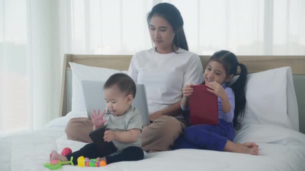 Junge Asiatische Mutter Arbeitet Hause Online Mit Laptop Computer Und — Stockvideo