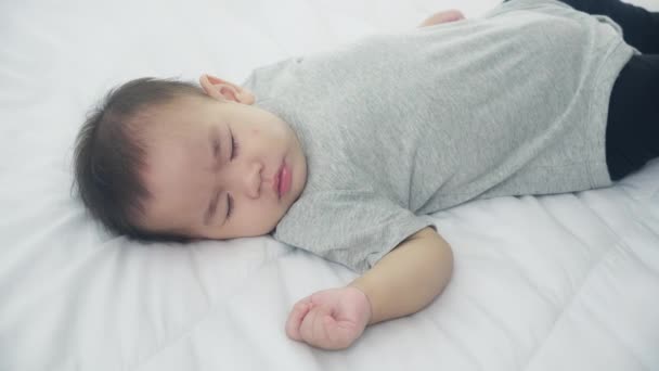 Retrato Niña Asiática Durmiendo Cama Dormitorio Casa Siesta Recién Nacida — Vídeos de Stock