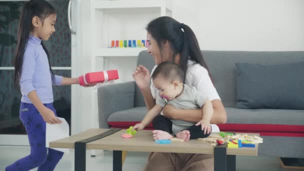 Feliz Jovem Asiático Mãe Dia Filha Dando Cartão Postal Com — Vídeo de Stock