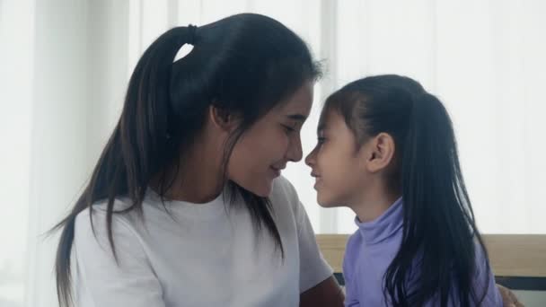 若いアジアの母親と娘の抱擁と一緒に柔らかく顔に鼻を触れます 関係と結合のための幸せな母親と女の子 感情と感情 親と子供 家族の概念 — ストック動画