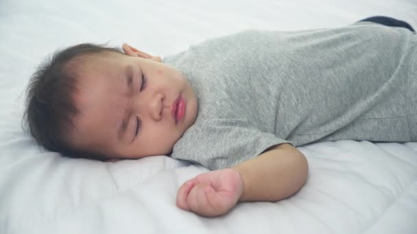 Portret Azjatyckiej Dziewczynki Śpiącej Łóżku Sypialni Domu Drzemka Noworodka Przytulnym — Wideo stockowe