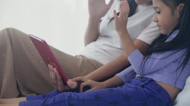 아시아인 어머니와 비디오 태블릿 컴퓨터로 가족들 엄마와 인터넷으로 통신하는 기술을 — 비디오