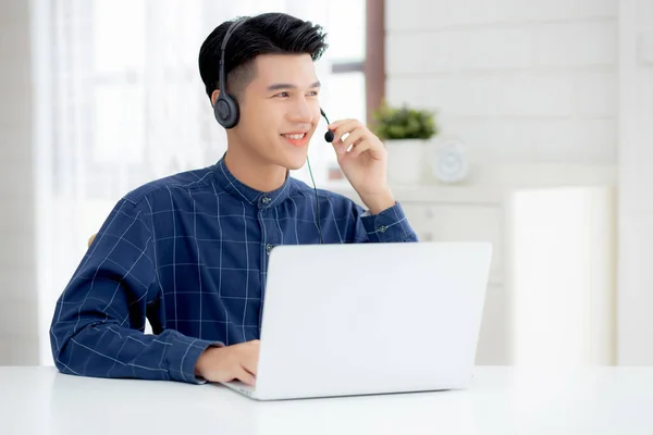 Jovem Empresário Asiático Trabalhando Computador Portátil Usando Fone Ouvido Casa — Fotografia de Stock