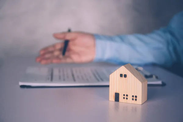 Agente Imobiliário Segurando Casa Assinando Contrato Sobre Acordo Imóveis Mesa — Fotografia de Stock