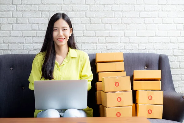 Mujer Asiática Joven Comerciante Utilizando Ordenador Portátil Sofá Comprobar Orden —  Fotos de Stock