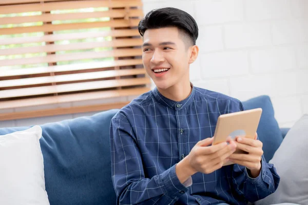 Giovane Attraente Uomo Asiatico Riposo Utilizzando Navigazione Tablet Computer Sul — Foto Stock