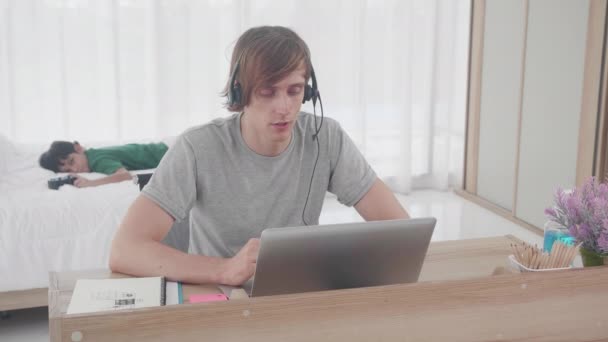 Junger Vater Arbeitet Laptop Und Sohn Spielt Ungezogen Hause Vater — Stockvideo