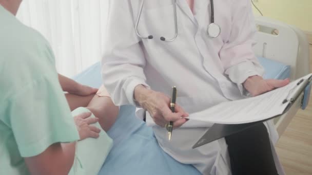 Patiënt Lezen Ondertekenen Toestemmingsformulier Met Arts Specialist Het Ziekenhuis Vrouw — Stockvideo