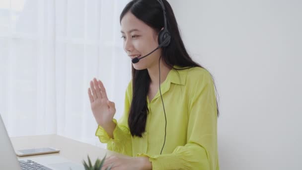 社会的距離とオンラインビデオ会議のためのラップトップコンピュータを使用して若いアジアのビジネス女性 ビデオ通話で働くビジネス女性 新しい通常 通信と家庭の概念から仕事 — ストック動画