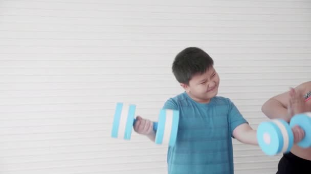 Asiático Família Filho Gordura Exercício Com Haltere Mãe Torcer Casa — Vídeo de Stock