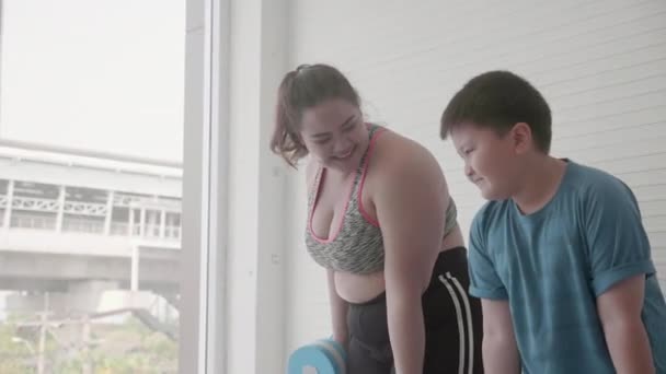 Rodzina Azjatyckiej Matki Syna Ćwiczenia Tłuszczu Hantlami Domu Mama Chłopiec — Wideo stockowe