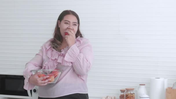 Fiatal Ázsiai Kövér Álló Eszik Alma Otthon Konyhában Gyümölcs Egészséges — Stock videók