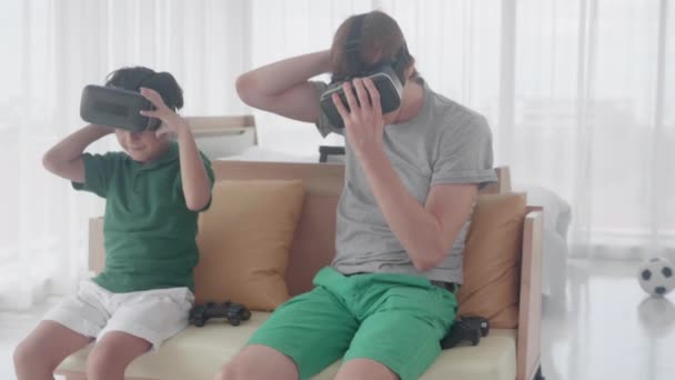 Ung Asiatisk Far Och Son Sitter Och Spelar Spel Virtuell — Stockvideo