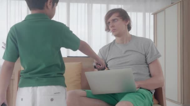 Молодий Батько Працюючи Ноутбуці Комп Ютера Сина Переконав Грати Гру — стокове відео