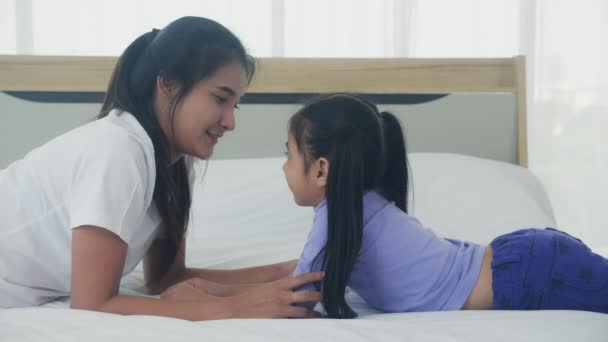 Feliz Jovem Asiático Mãe Beijo Testa Com Filha Juntos Cama — Vídeo de Stock