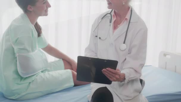 Doctor Senior Specialist Controleren Document Uitleggen Diagnose Verwonden Arm Klembord — Stockvideo