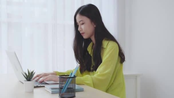 Jovem Mulher Negócios Asiática Trabalhando Computador Portátil Mesa Casa Escritório — Vídeo de Stock