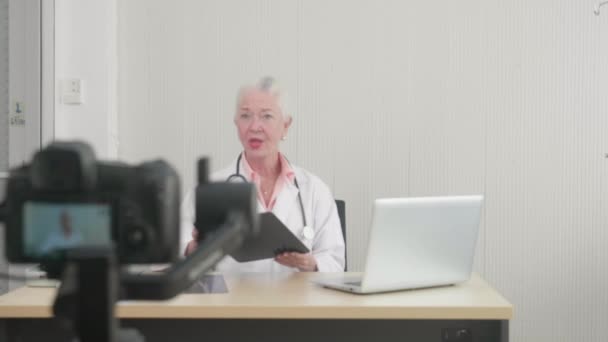 Médecin Senior Expertise Vidéoconférence Avec Patient Sur Radiographie Jambe Osseuse — Video