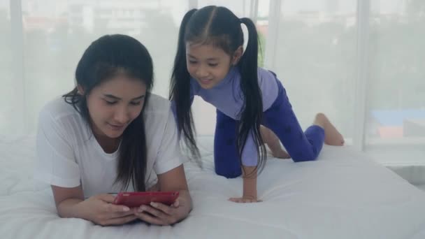 Νεαρή Ασιατική Μητέρα Και Μικρή Κόρη Αναζητούν Tablet Υπολογιστή Μαζί — Αρχείο Βίντεο