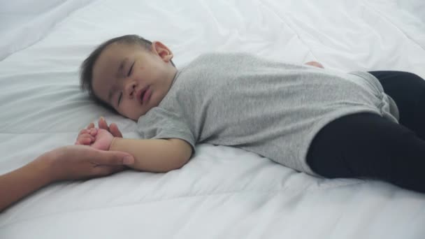 Молода Азіатська Мати Торкається Руки Маленької Дівчинки Ніжністю Ліжку Спальні — стокове відео