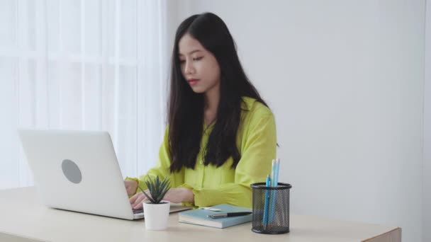 Young Asian Businesswoman Working Laptop Computer Desk Home Office Freelance — Stock Video