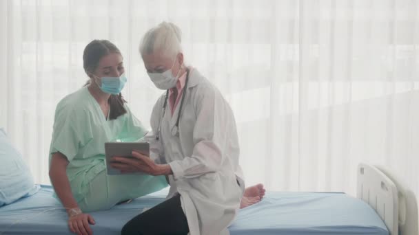 Patient Parlant Avec Médecin Sentant Inquiet Sujet Maladie Couché Hôpital — Video